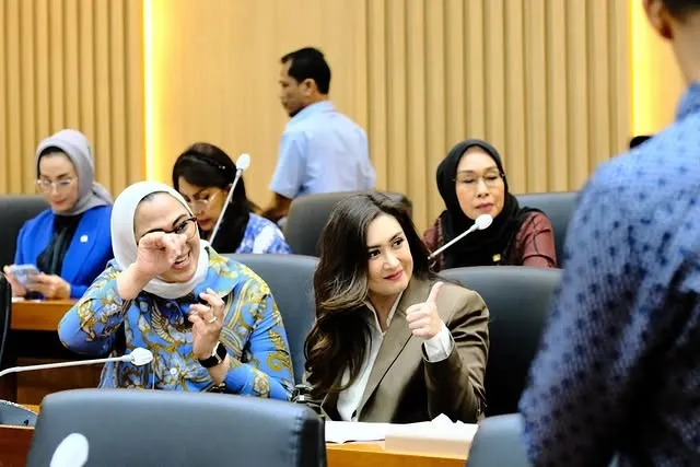 Nafa Urbach di ruang sidang DPR © instagram.com/nafaurbach
