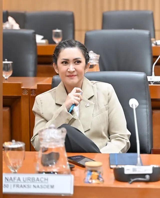 Nafa Urbach di ruang DPR © instagram.com/nafaurbach