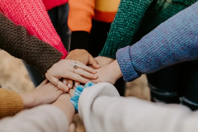 Manfaat Kata Kata Motivasi Team Work dalam Lingkungan Kerja (c) unsplash.com