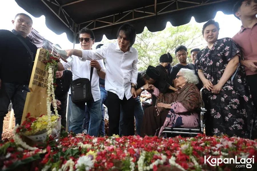 Once Mekel Menyiram Kayu Nisan © KapanLagi.com/Budy Santoso