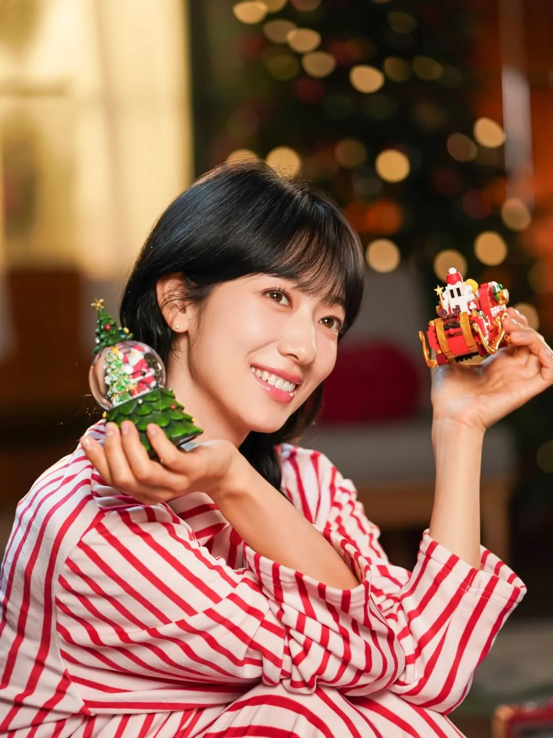 Park Shin Hye pegang dekorasi natal (c) instagram.com/ssinz7