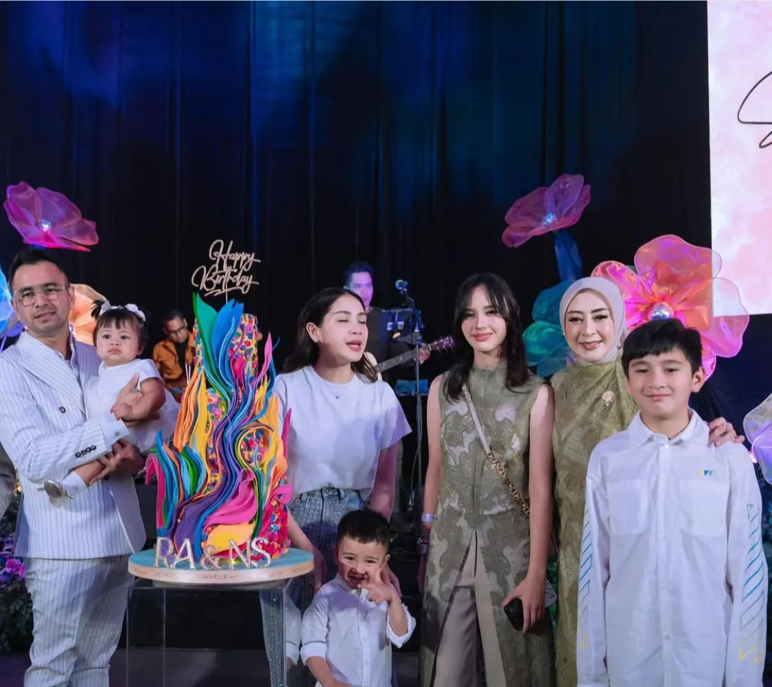 Suasana penuh haru di ulang tahun Raffi dan Nagita. (credit:instagram.com/raffinagita1717)