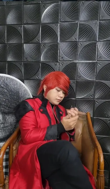 Pesulap Merah duduk di kursi © instagram/marcelradhival1