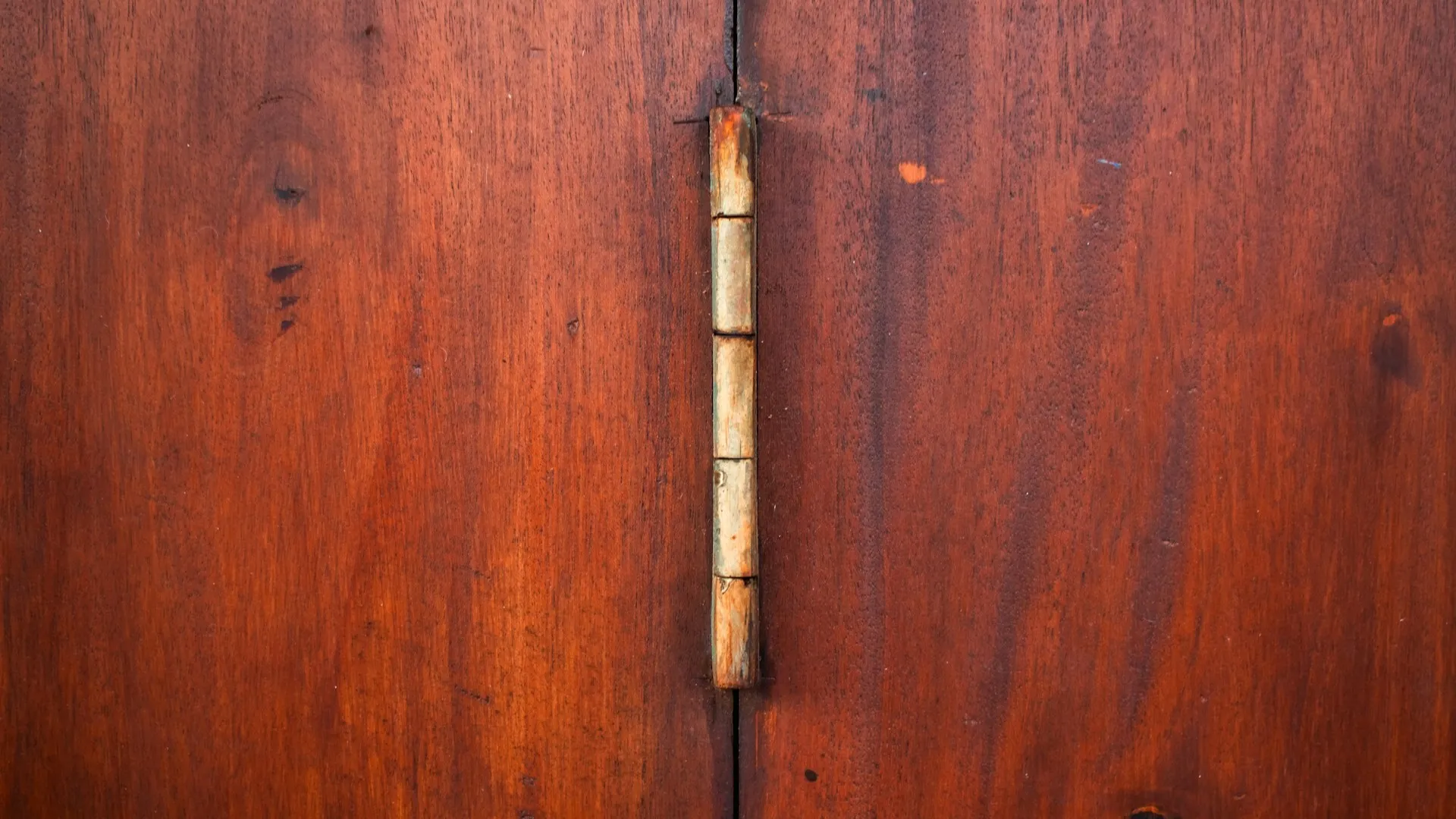 Engsel Longgar atau Berkarat. (Gambar: Zoshua Colah/Unsplash)