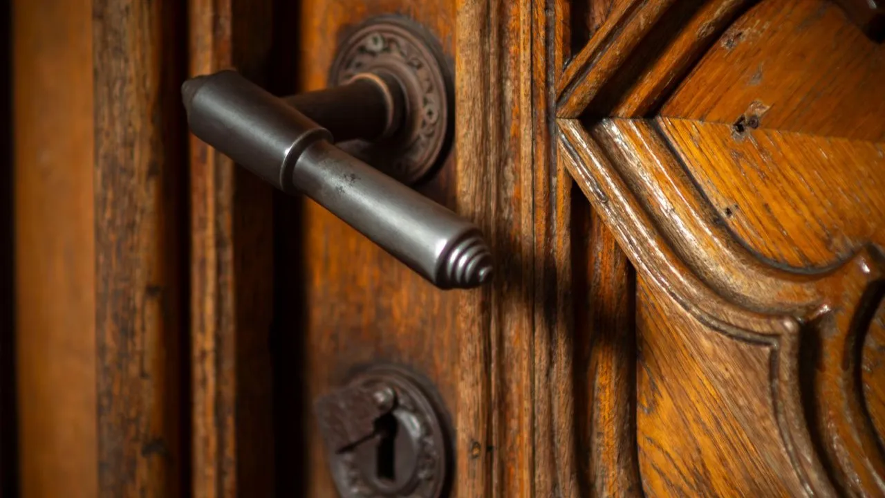 Cara Mencegah Pintu Kayu Susah Ditutup saat Musim Hujan. (Gambar: SHOX ART/Pexels)