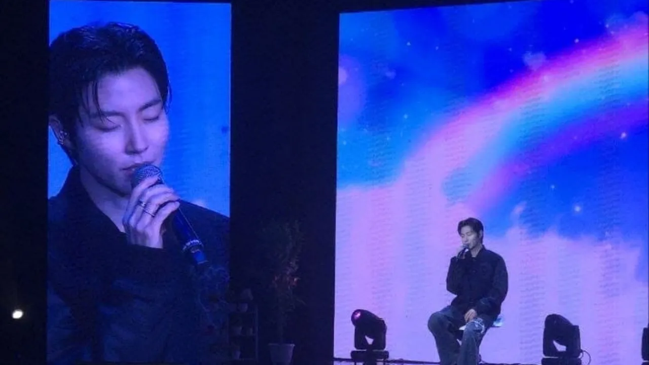 Hwang In Youp Membawakan Beberapa Lagu (KapanLagi.com/Cheline Andery)