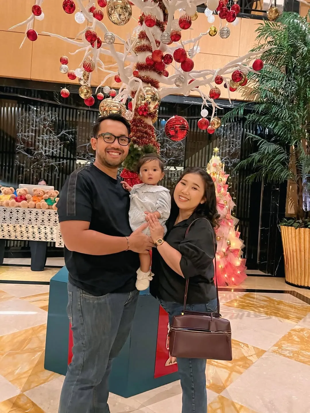 Kiky Saputri bareng anak dan suaminya © Instagram/kikysaputrii