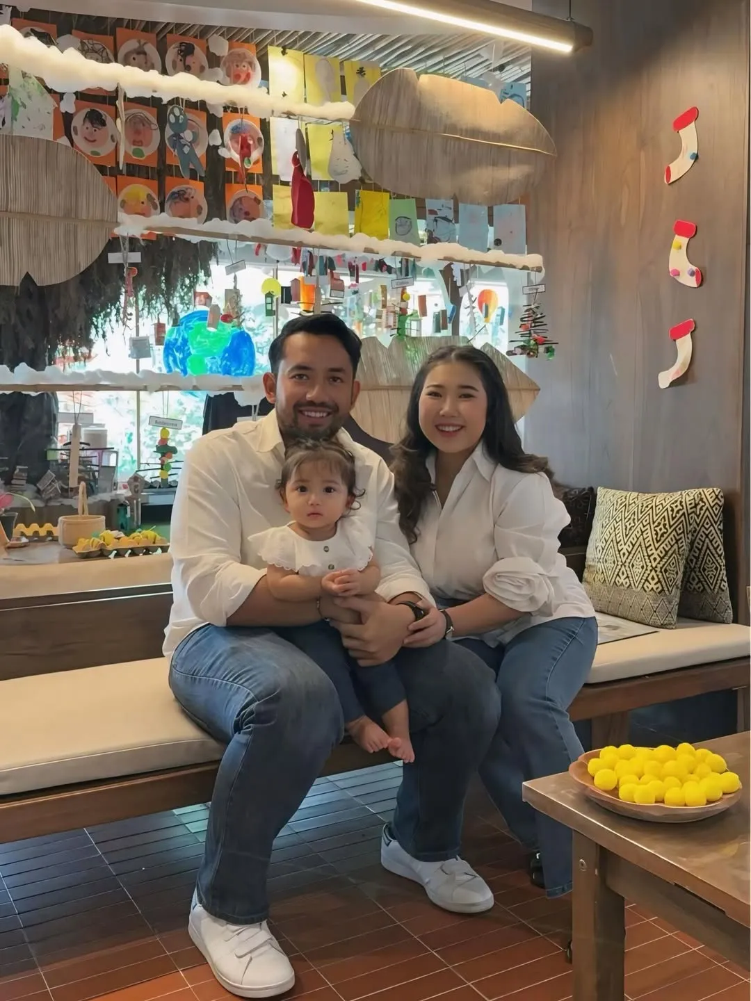 Kiky Saputri bareng anak dan suaminya © Instagram/kikysaputrii