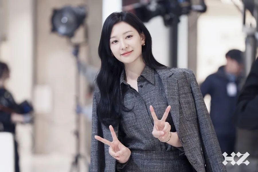 Kim Ji Won pertimbangkan peran detektif wanita pertama Korea (credit:instagram.com/highziumstudio)