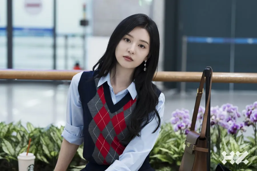 Kim Ji Won pertimbangkan peran detektif wanita pertama Korea (credit:instagram.com/highziumstudio)