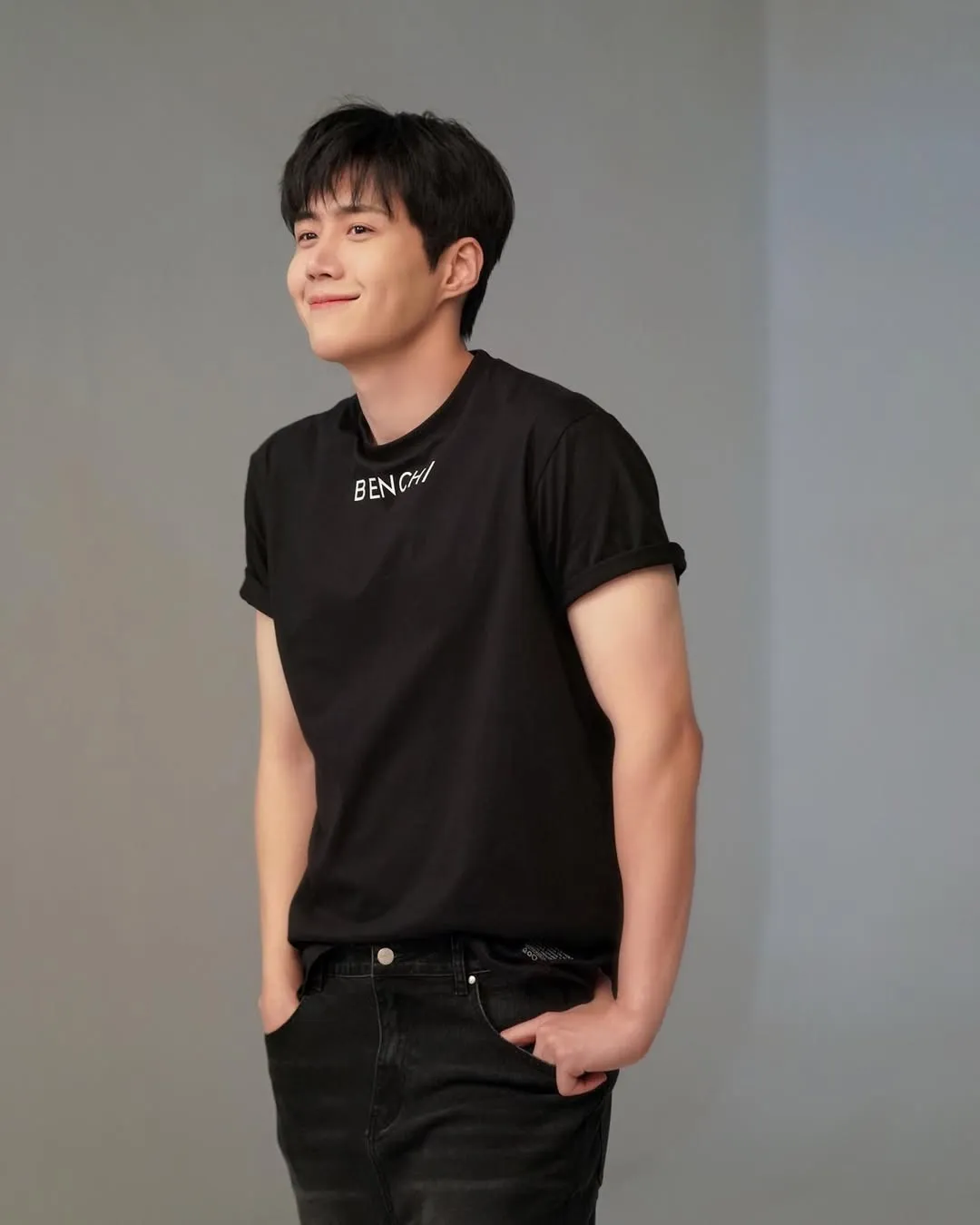 Kim Seon Ho diduga terseret kasus pajak setelah mendirikan perusahaan (credit:instagram.com/seonho__kim)