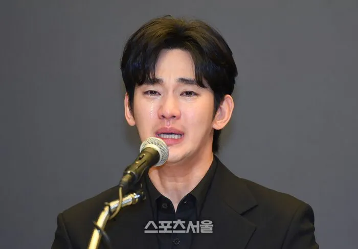 Kim Soo Hyun Menangis (credit: Sports Seoul)