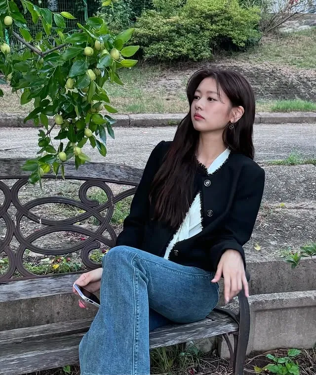 Jung So Min duduk di kursi kayu di bawah pohon © instagram.com/somin_jj