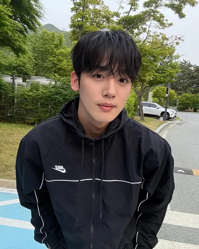 Kim Yohan pakai jaket hitam © instagram.com/y_haa.n