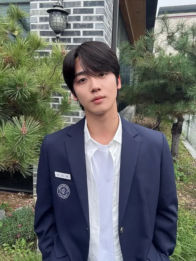 Kim Yohan pakai jas almamater © instagram.com/y_haa.n