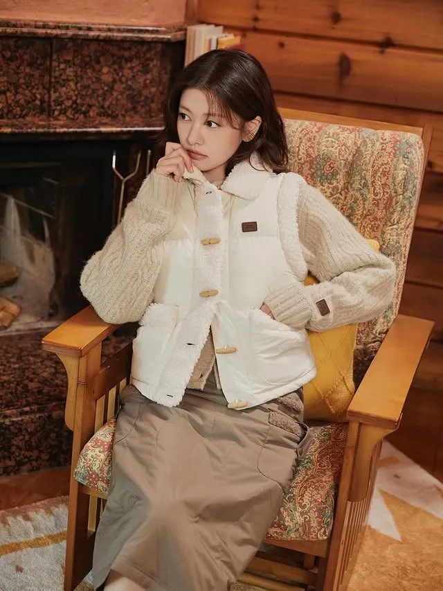 Jung Somin duduk di kursi pakai jaket putih © instagram.com/somin_jj