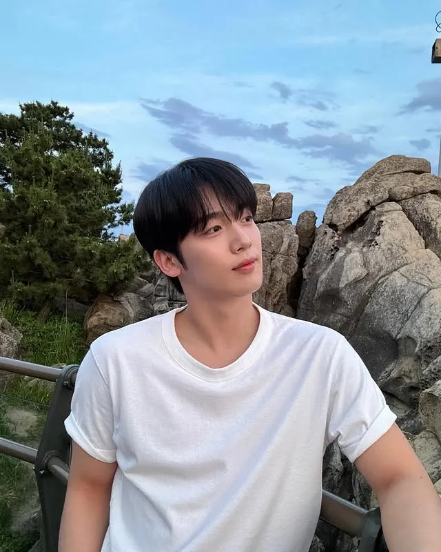 Kim Yohan pakai kaos putih lengan pendek © instagram.com/y_haa.n