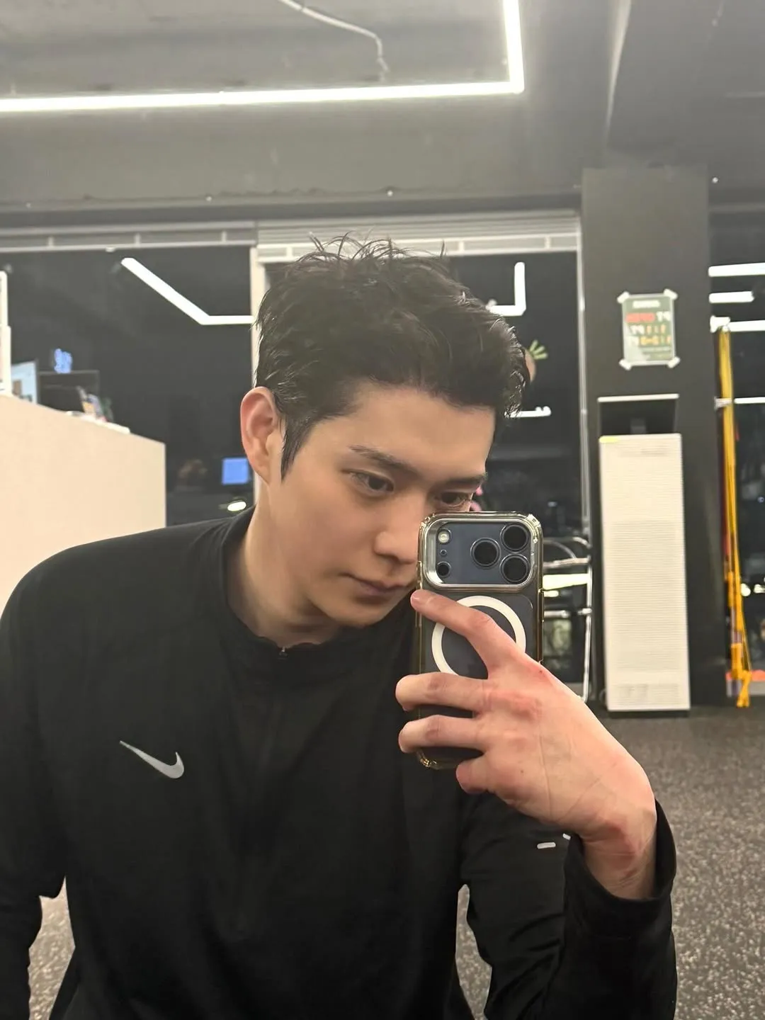 Kim Young Dae Mirror Selfie (c) instagram.com/youngdae0302