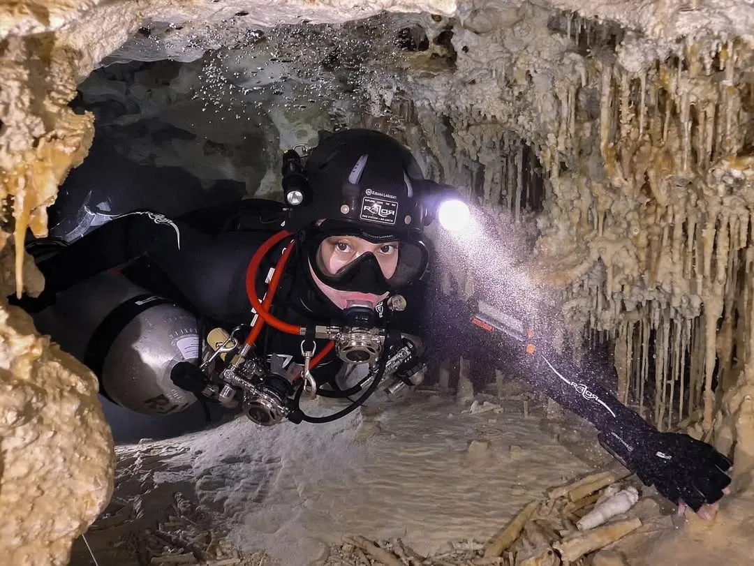 Kirana Larasati menyelam di laut © instagram.com/kiranalarasati