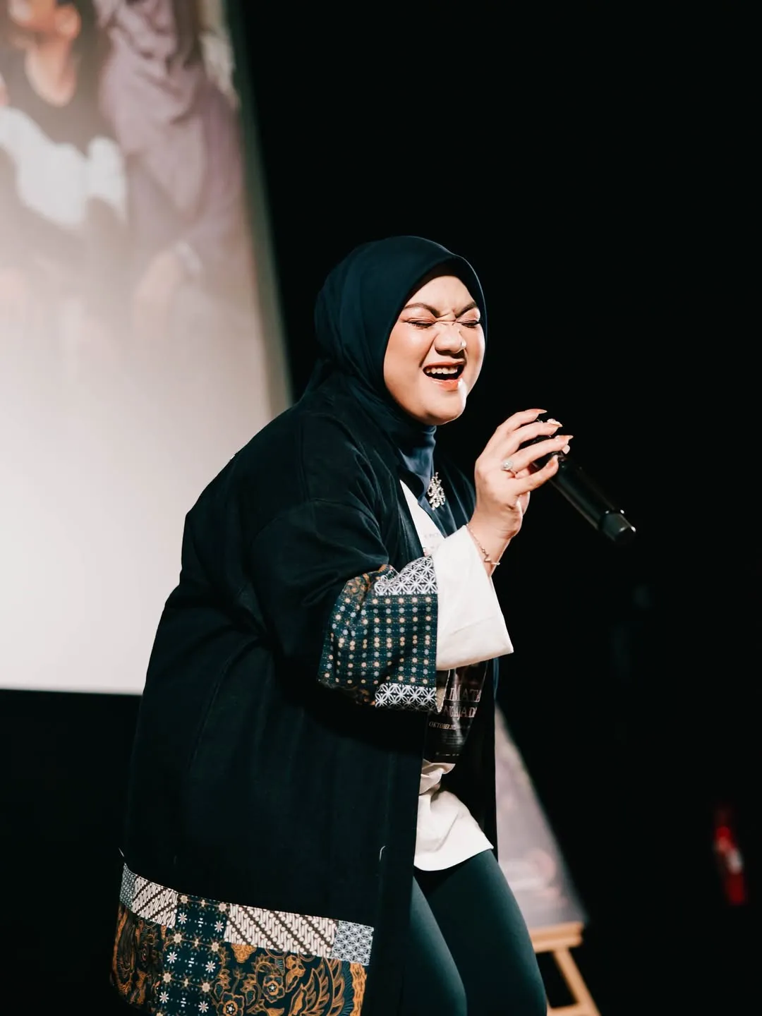 Penampilan Fadhilah Intan pada Premier Film 'Air Mata Di Ujung Sajadah 2' (Credit: instagram.com/@fadhilahintanp)