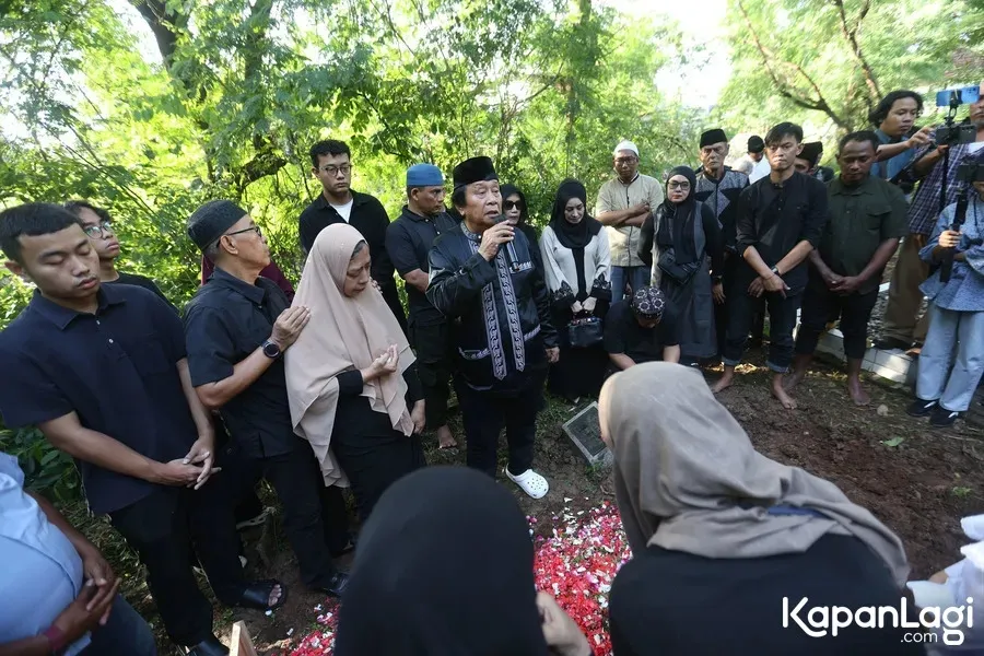 Mansyur S di pemakaman Rosidah © KapanLagi.com/Budy Santoso