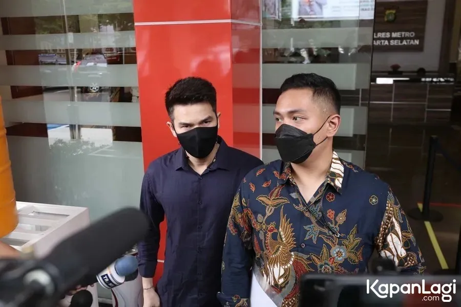 Jonathan Frizzy Pakai Masker Hitam © KapanLagi.com/Bayu Herdianto
