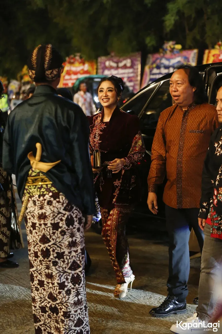 Dewi Perssik pakai kebaya velvet © KapanLagi.com/Budy Santoso