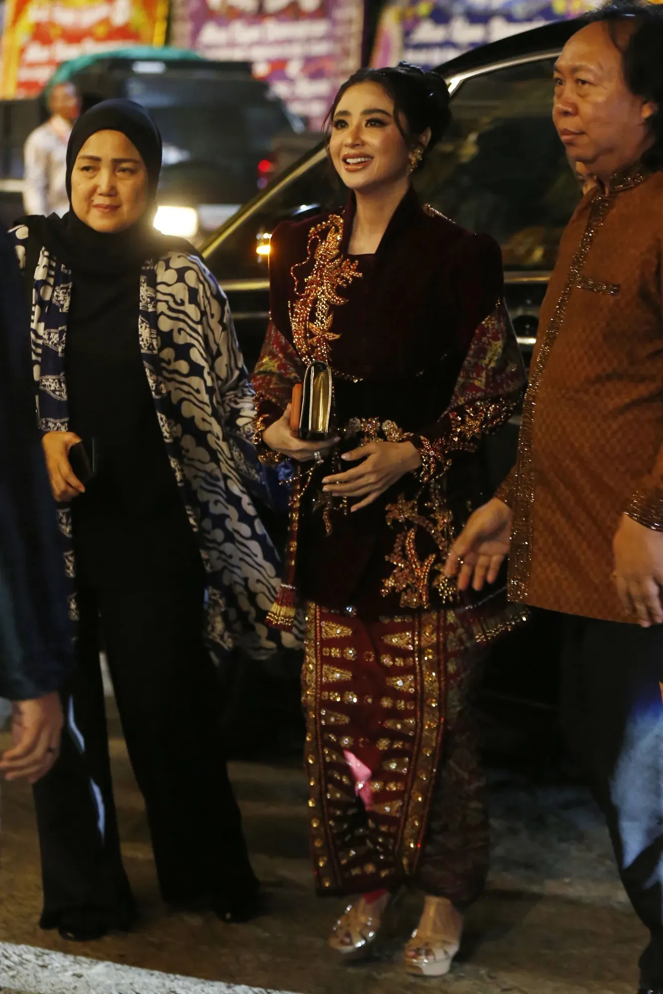 Dewi Perssik berdiri pakai kebaya © KapanLagi.com/Budy Santoso