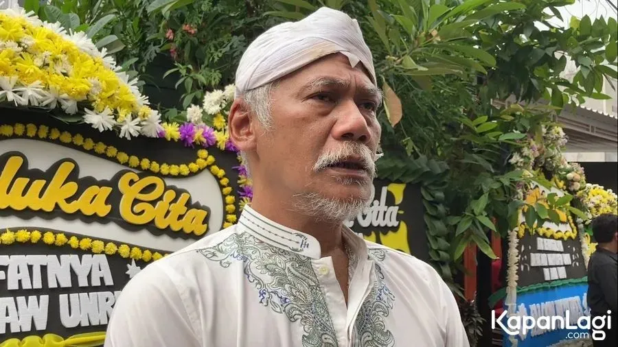 Tio Pakusadewo pakai baju putih © KapanLagi.com/Irfan Kafril