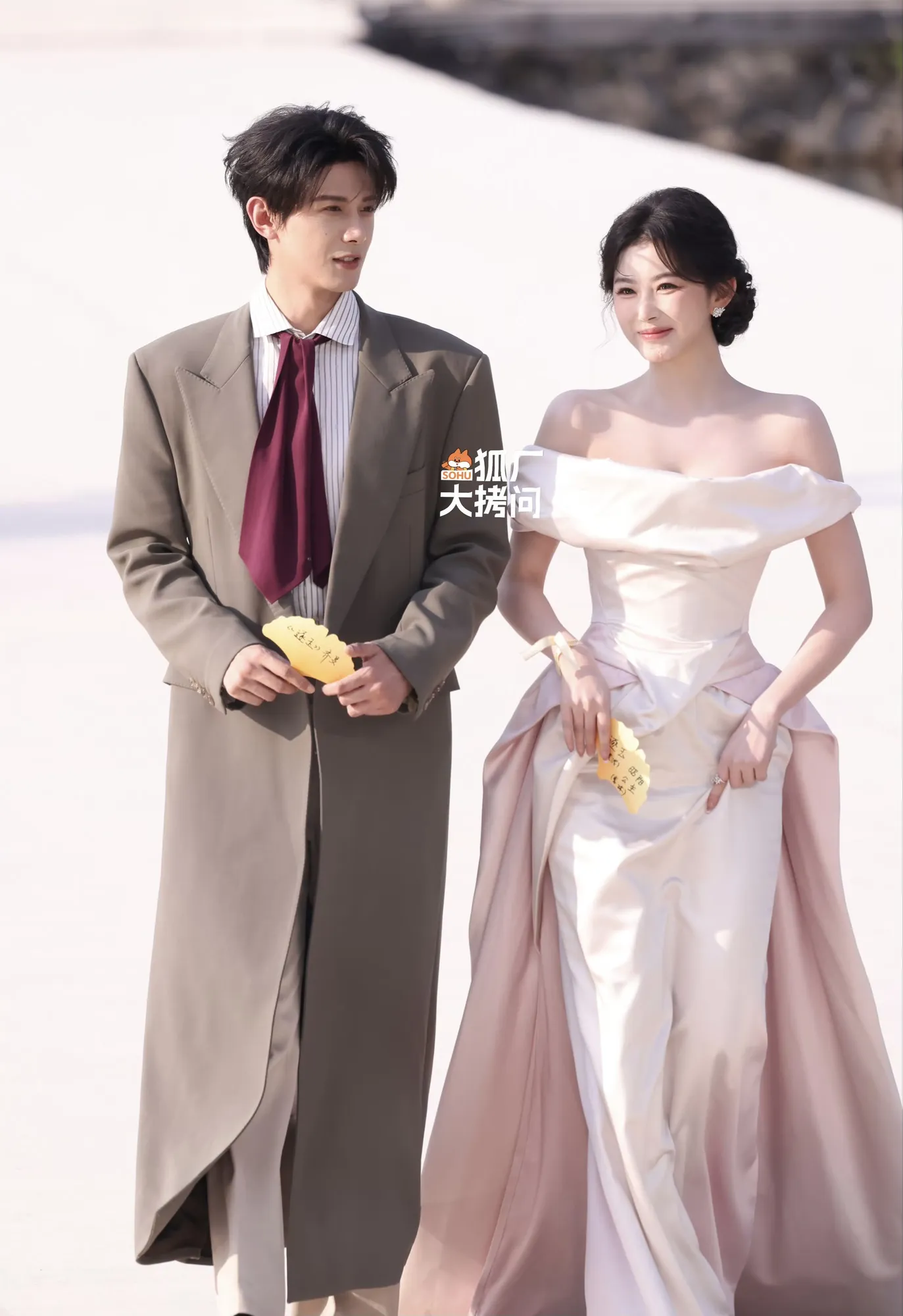 Deng Kai dan Kong Xueer di Weibo Night TV & Internet 2026 (credit: Weibo)