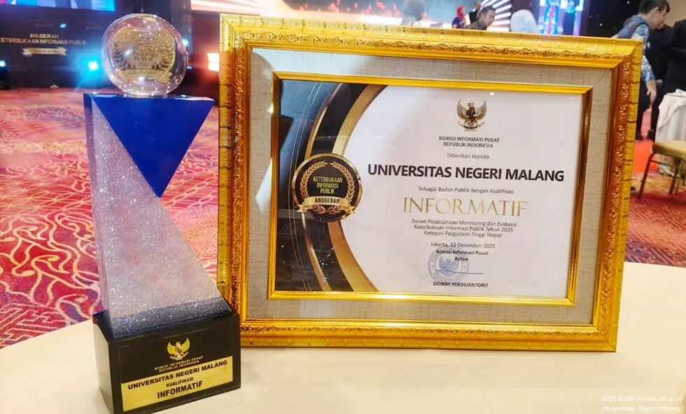 Piala dan piagam penghargaan UM sebagai badan publik Perguruan Tinggi Negeri yang mendapatkan kategori informatif / credit: um.ac.id