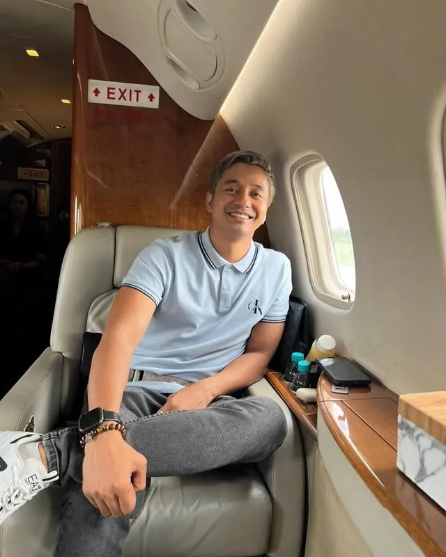 Adly Fairuz naik jet pribadi © instagram.com/adlyfairuz