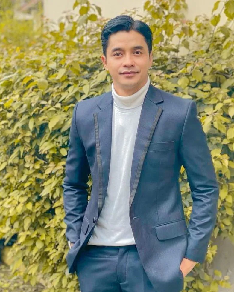 Adly Fairuz pakai jas biru © instagram.com/adlyfairuz