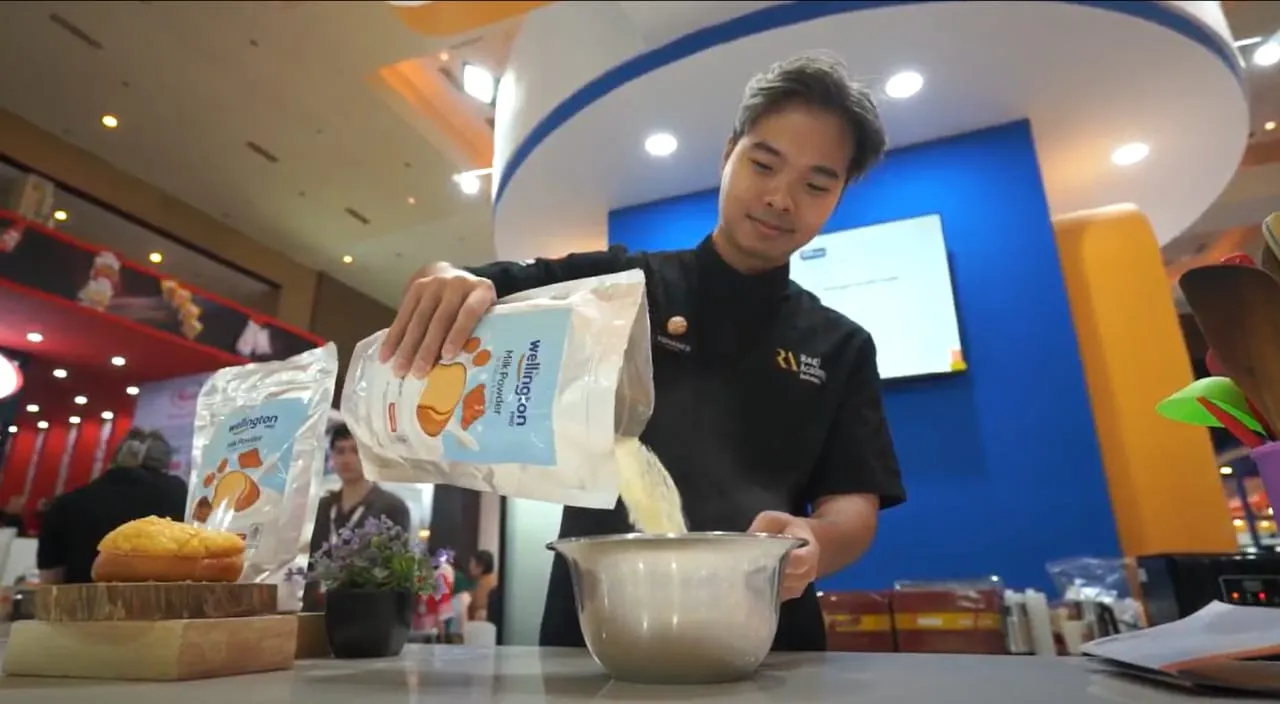 menuang susu bubuk (c) istimewa