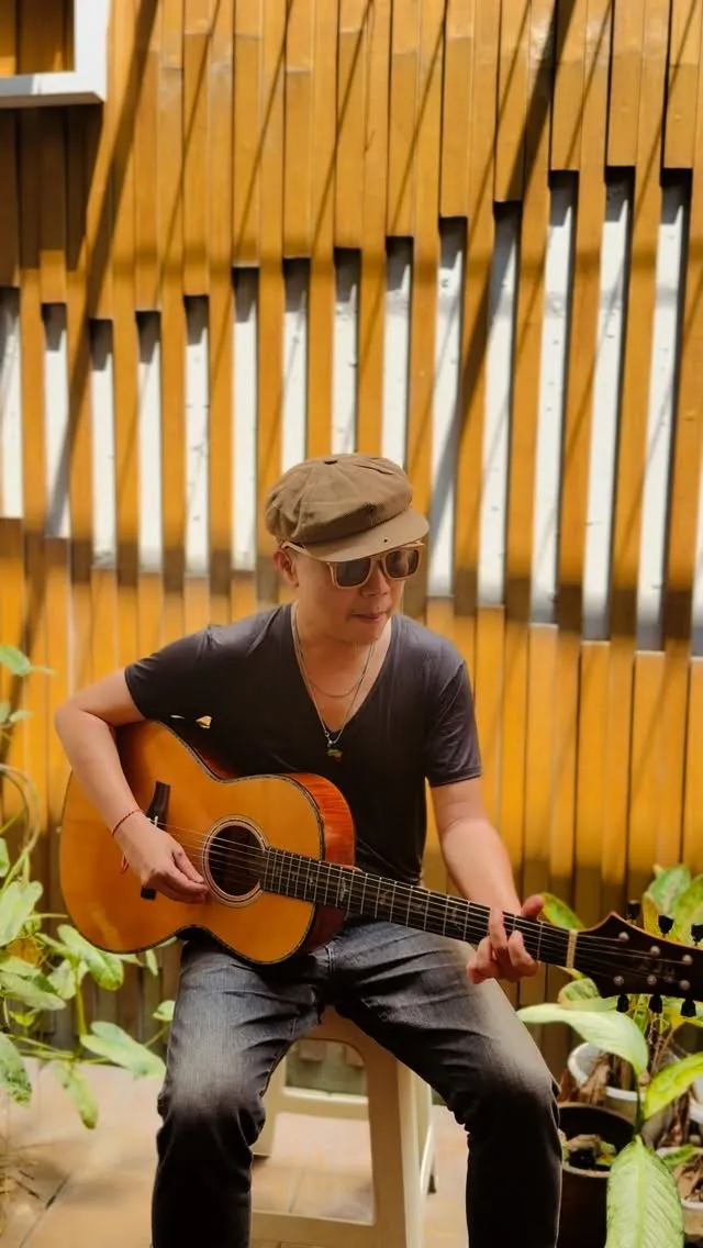 Sandhy Sondoro Main Gitar © instagram.com/sandhysondoro_official