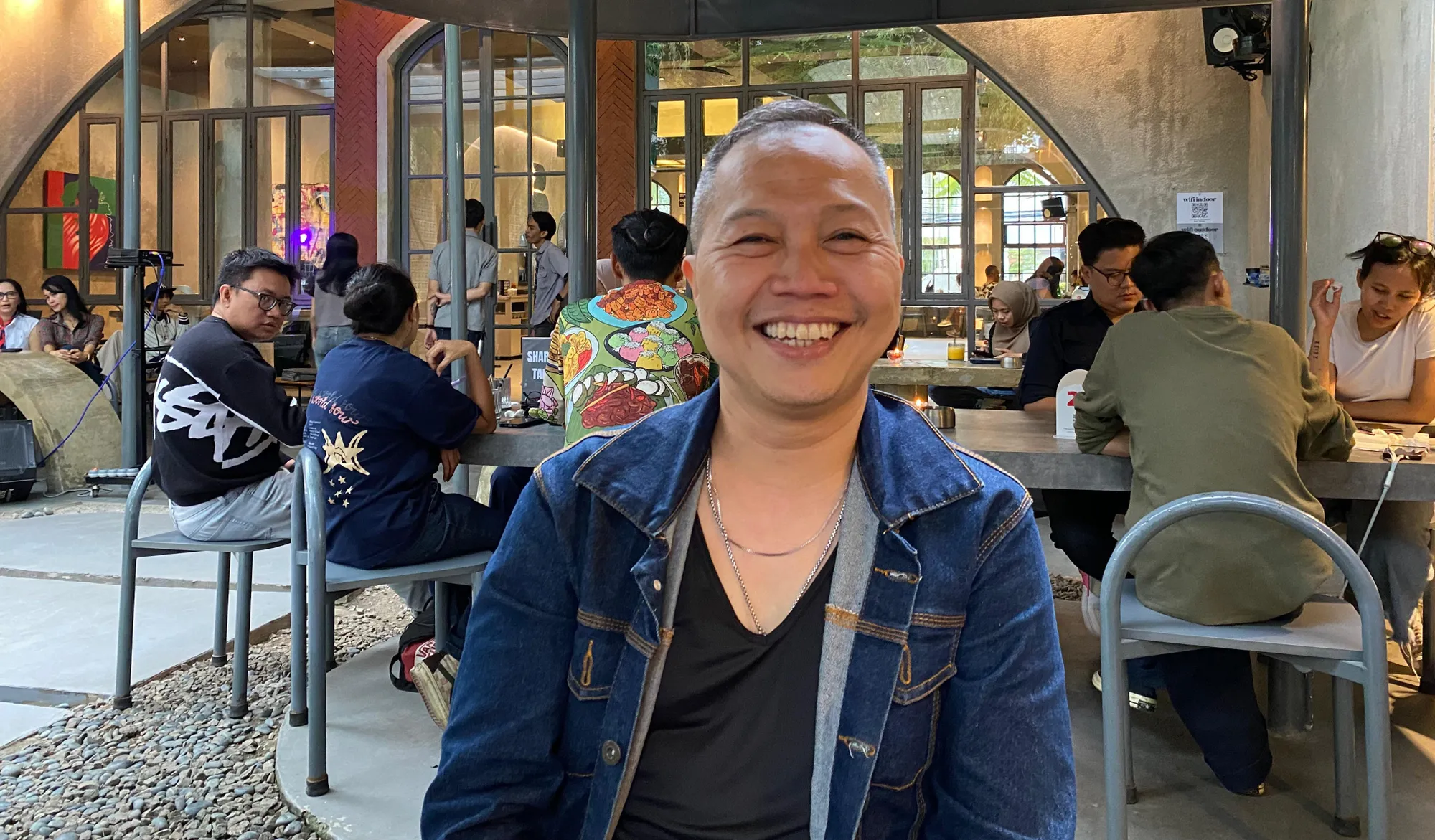 Sandhy Sondoro Tersenyum © KapanLagi.com/Fikri Alfi Rosyadi