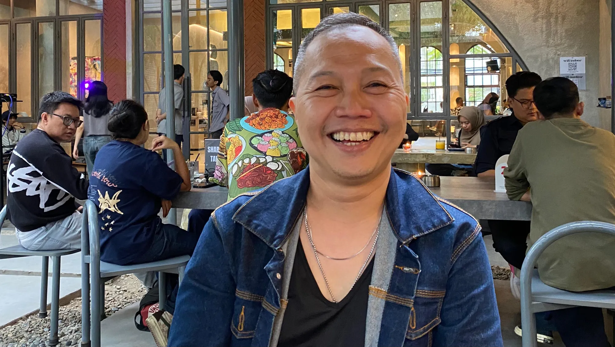 Sandhy Sondoro Tertawa © KapanLagi.com/Fikri Alfi Rosyadi