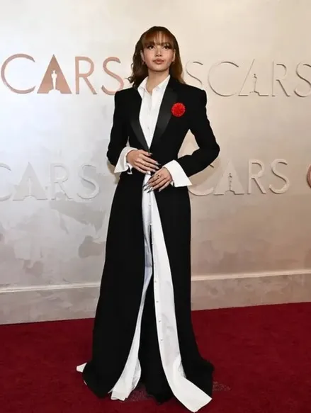 Lisa BLACKPINK tampil cantik dengan tuxedo untuk Oscars 2025 (source: kapanlagi.com)