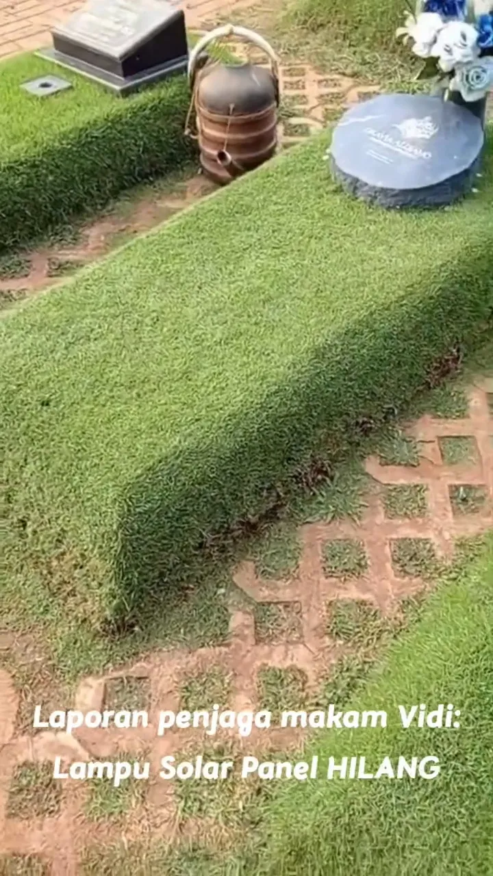 Lampu solar panel di makam Vidi Aldiano hilang dicuri (instagram.com/v8harrykiss)