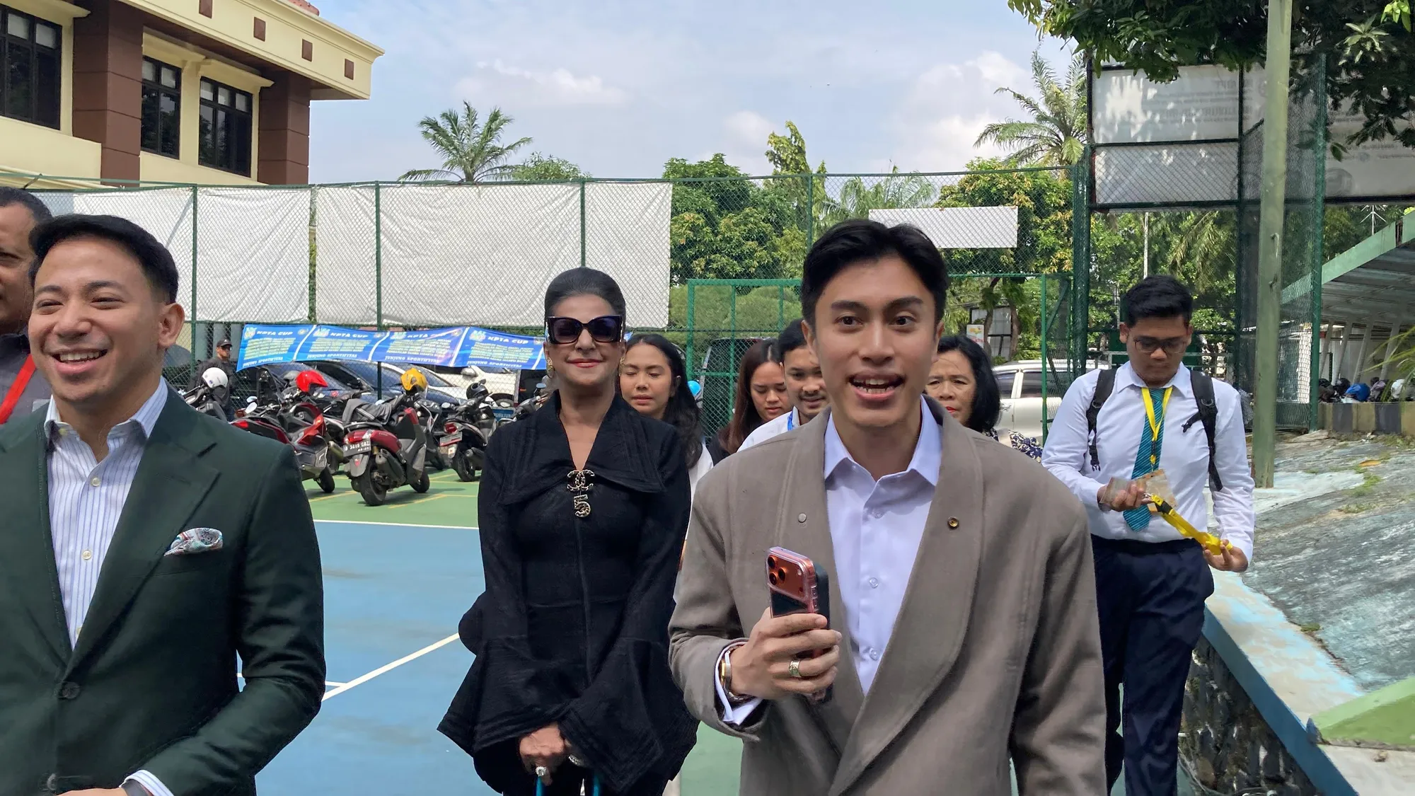 Ala didampingi pengacara Tasya © KapanLagi.com/Fikri Alfi Rosyadi