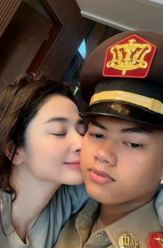 Dewi Perssik cium Gabriel © instagram.com/dewiperssik9