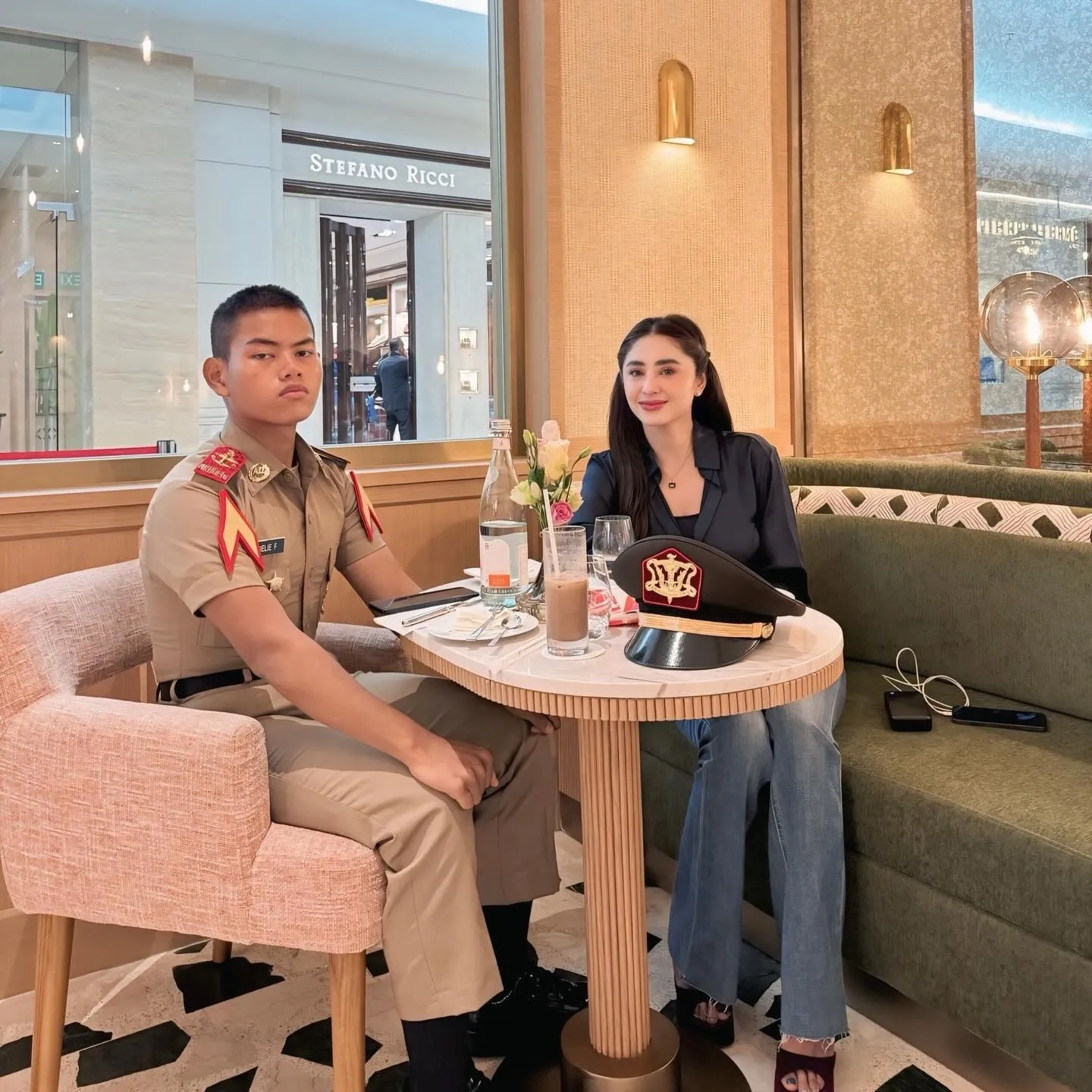 Dewi Perssik duduk di samping Gabriel © instagram.com/dewiperssik9