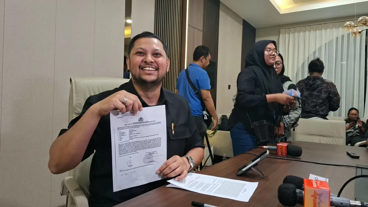 Ahmad Ramzy pengacara pelapor Ruben Onsu tunjukkan surat laporan © KapanLagi.com/Matias Purwanto