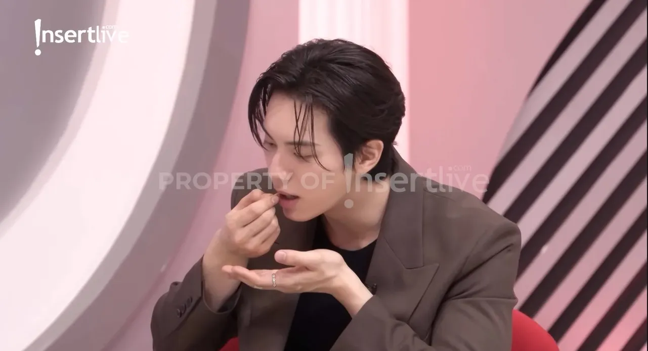 Lee Chae Min Makan Klepon (credit: youtube.com/insertlive and TRANS TV OFFICIAL)