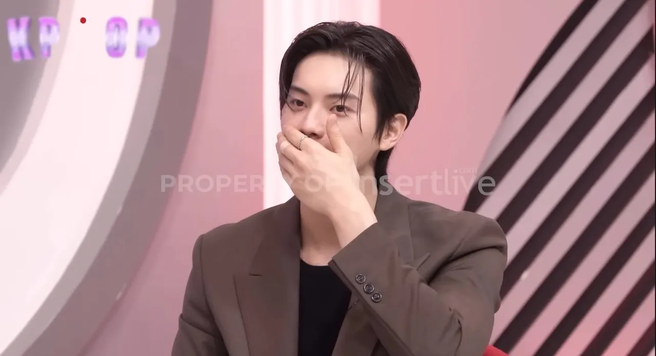 Lee Chae Min makan klepon (credit: youtube.com/insertlive and TRANS TV OFFICIAL)