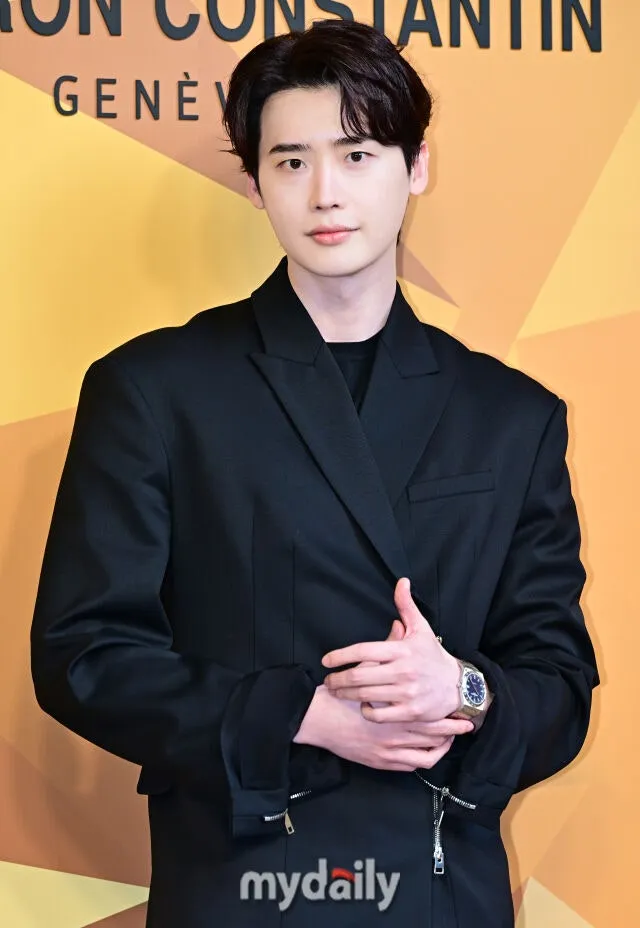 Lee Jong Suk Pakai Jas (c) My Daily