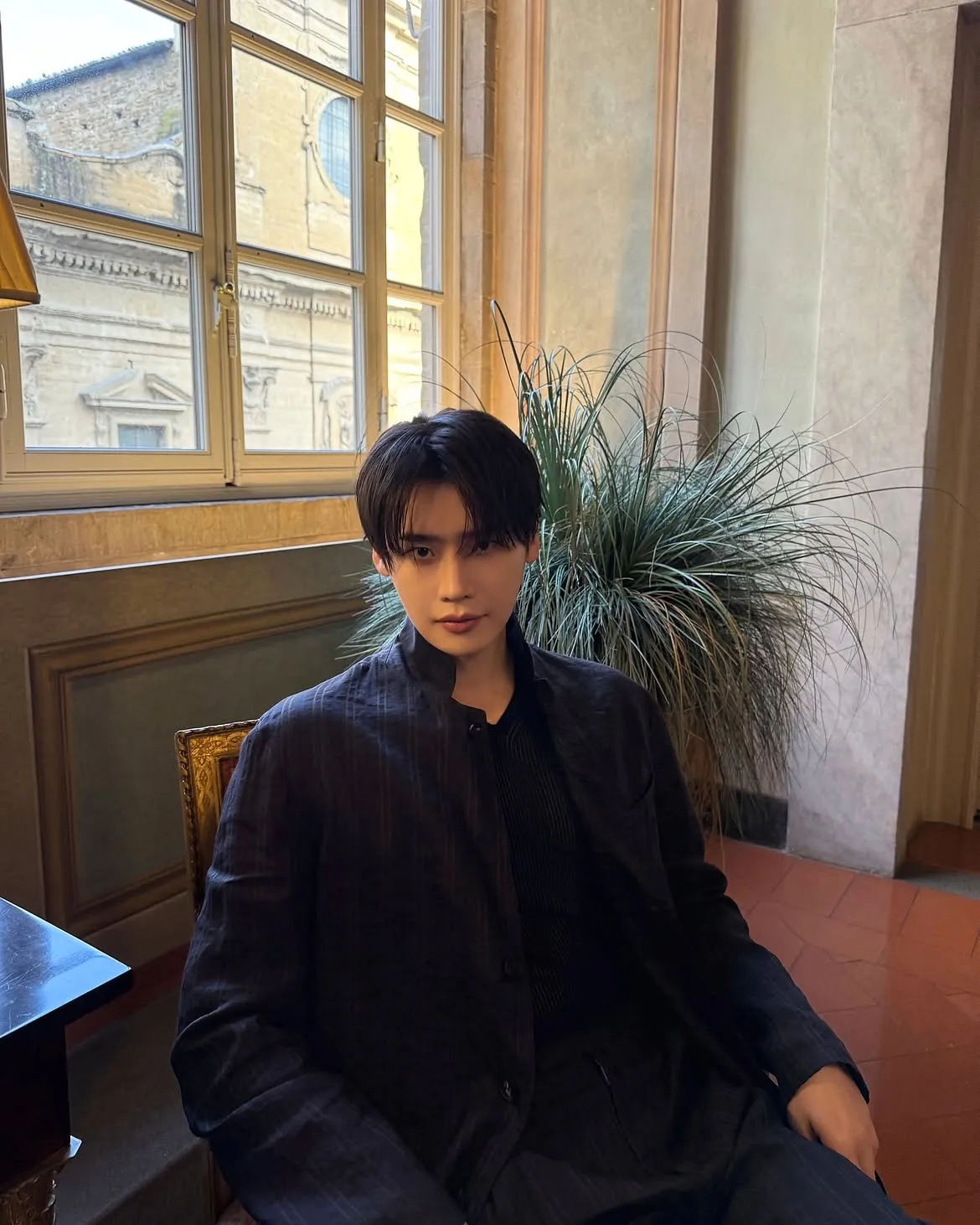Lee Jong Suk (credit: instagram.com/jongsuk0206)