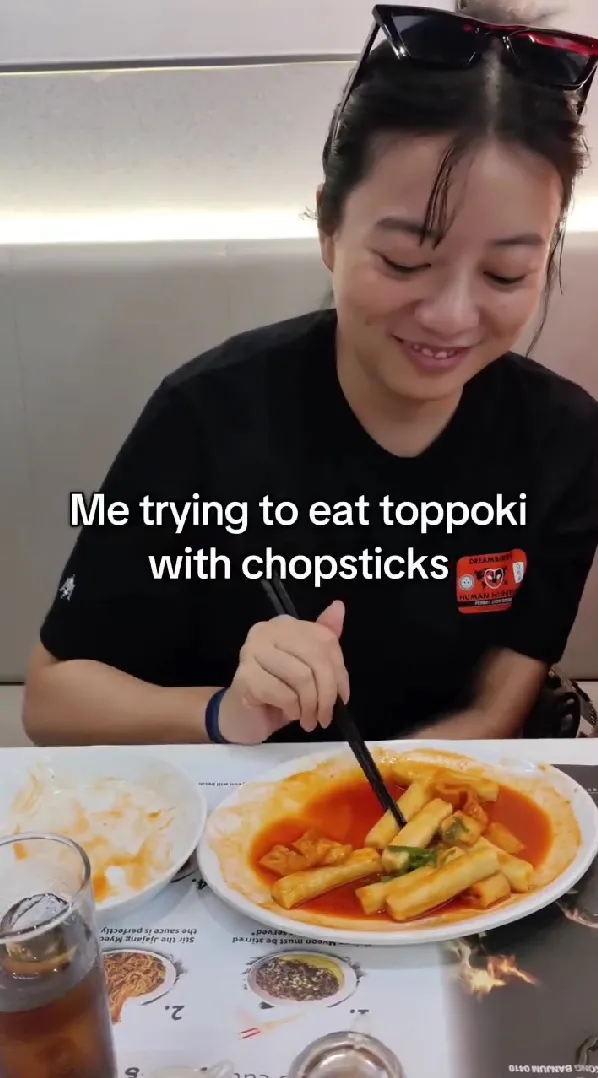 Leony Kesusahan Makan Toppoki Pakai Sumpit (credit: instagram/leonyvh)