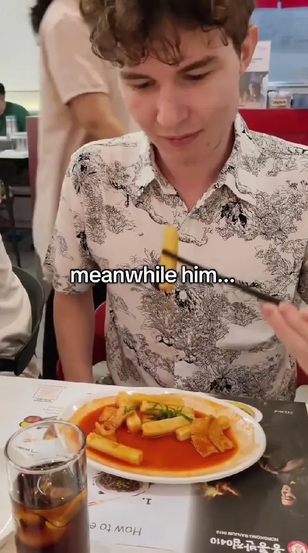 Leony Kesusahan Makan Toppoki Pakai Sumpit (credit: instagram/leonyvh)