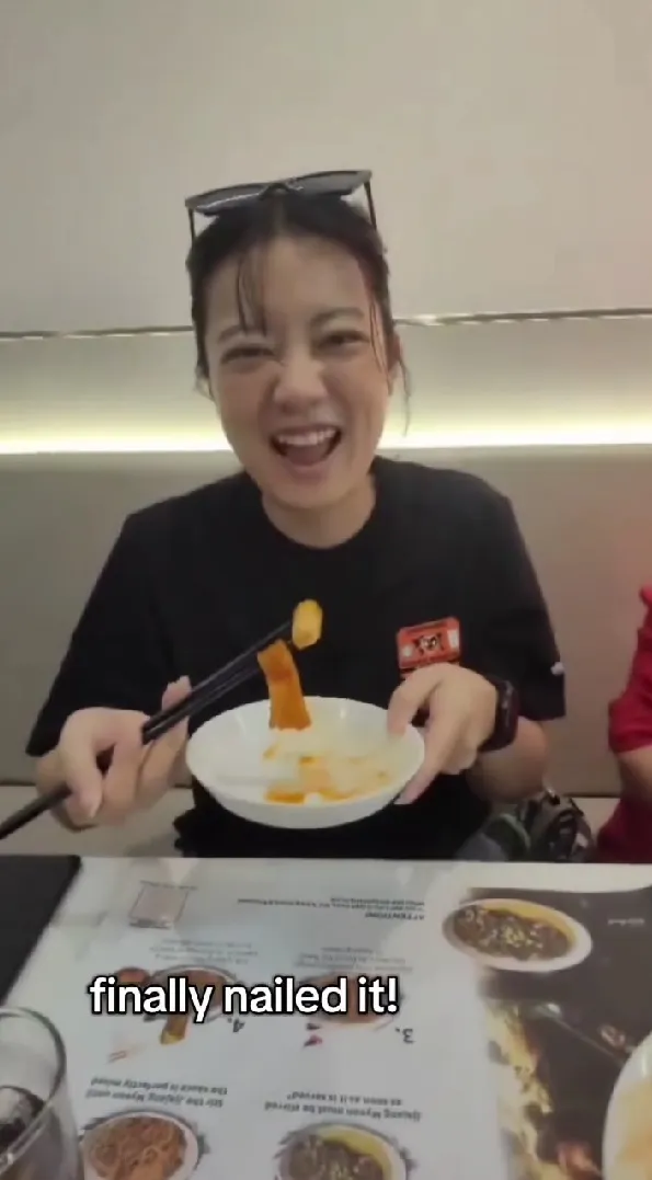 Leony Kesusahan Makan Toppoki Pakai Sumpit (credit: instagram/leonyvh)